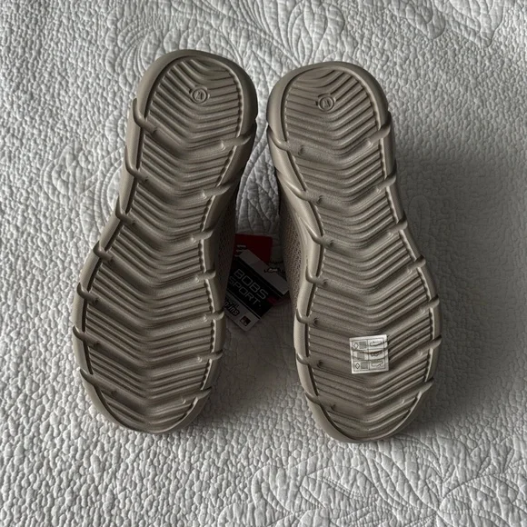 Skechers Brown Slip On Sneakers BRAND NEW - Picture 2 of 2